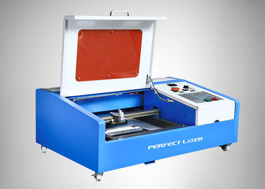 máquina de grabado del laser del CO2 de la refrigeración por agua 40W para los materiales de publicidad